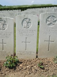 Bagneux British Cemetery Gezaincourt - Brown, Gilbert